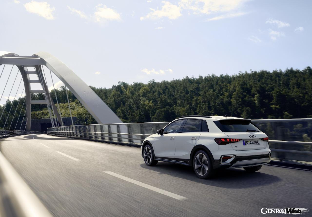 PHEV「アウディ A3 オールストリート 40 TFSI e」の走行シーン。