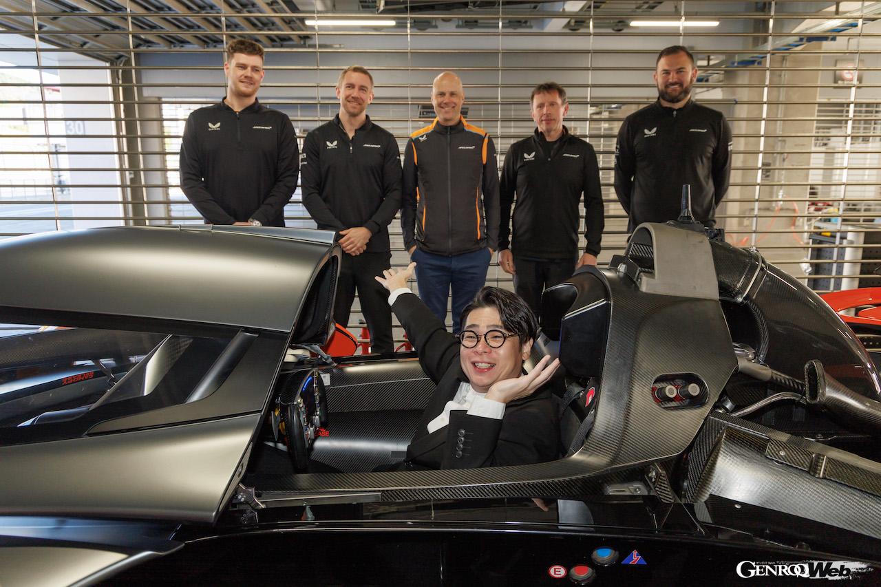 ソーラス GTのコックピットに乗り込んだ、タレントの吉村崇さん。