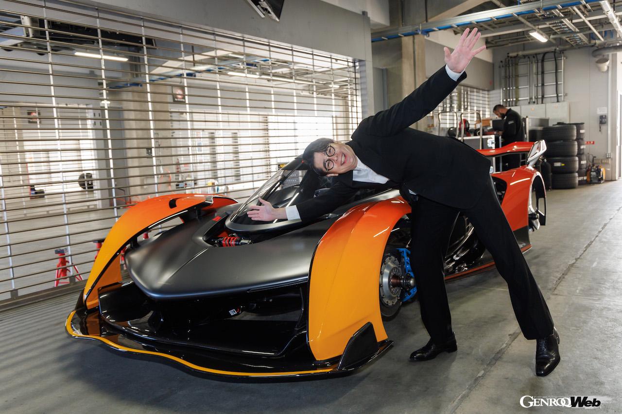 ソーラス GTのコックピットに乗り込んだ、タレントの吉村崇さん。
