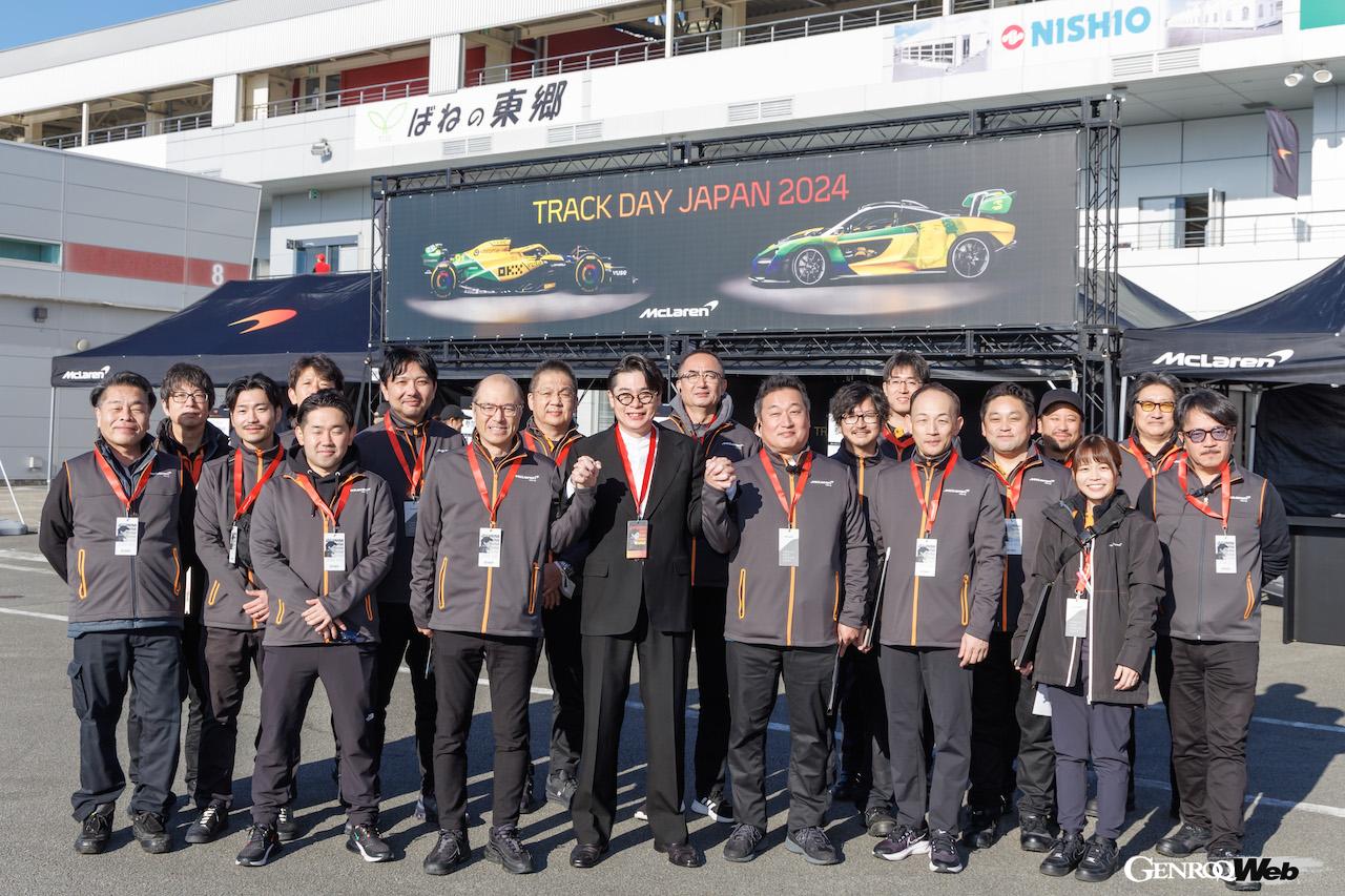 ゲストとして「マクラーレン・トラックデイ・ジャパン 2024」に登場した、タレントの吉村崇さん。