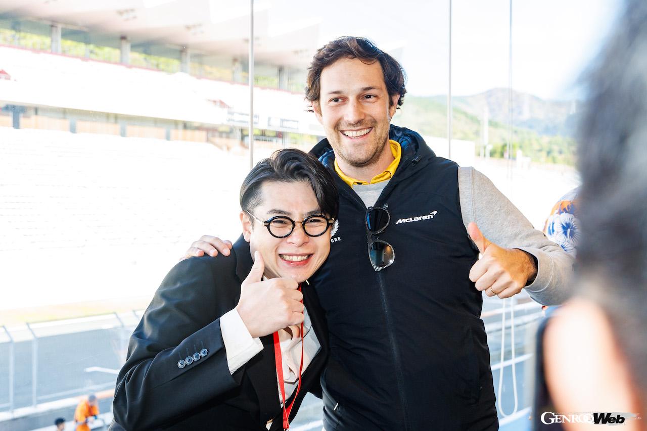 ブルーノ・セナと、ゲストとして登場したタレントの吉村崇さん。