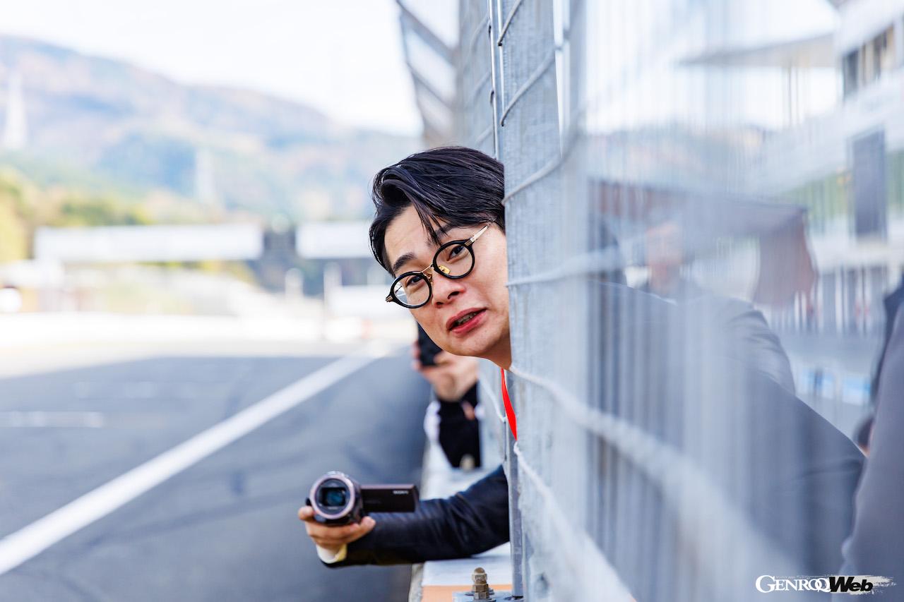 ゲストとして「マクラーレン・トラックデイ・ジャパン 2024」に登場した、タレントの吉村崇さん。