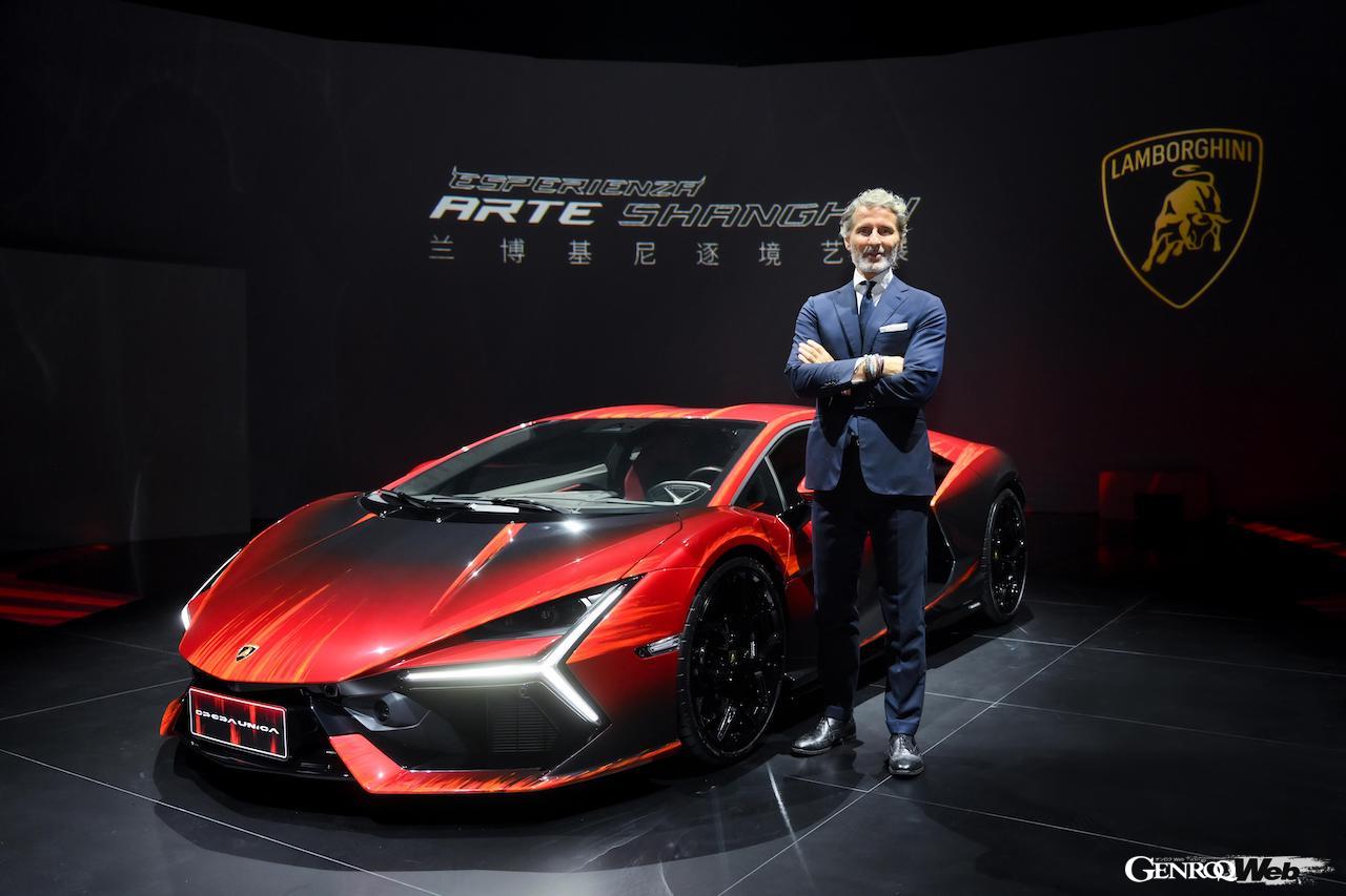 ワンオフモデル「ランボルギーニ レヴエルト オペラ ウニカ」とステファン・ヴィンケルマン会長兼CEO。
