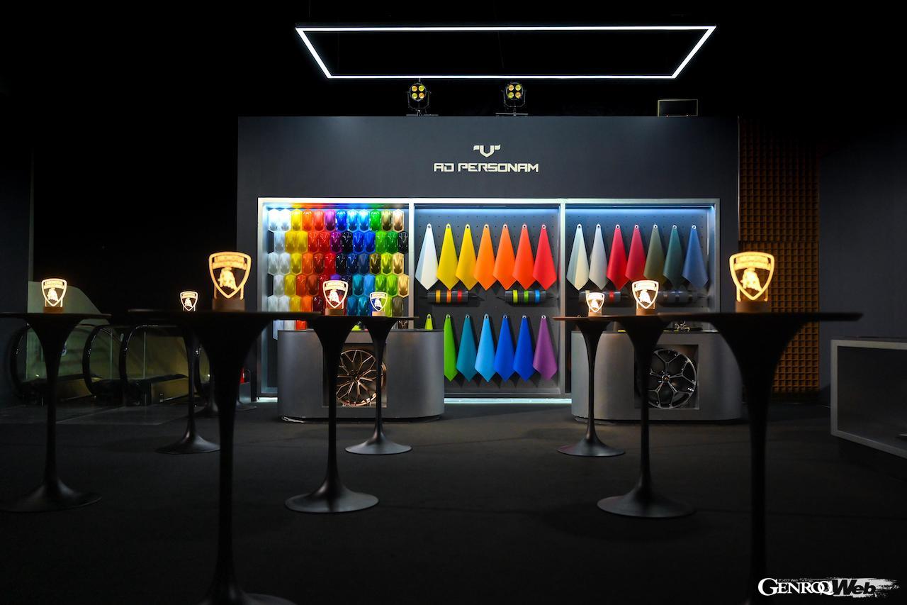 会場では、アド・ペルソナムのPRブース、レヴエルトと筋斗雲を組み合わせたアートインスタレーション、さらに、PHEVモデルのウルス SEも展示された。