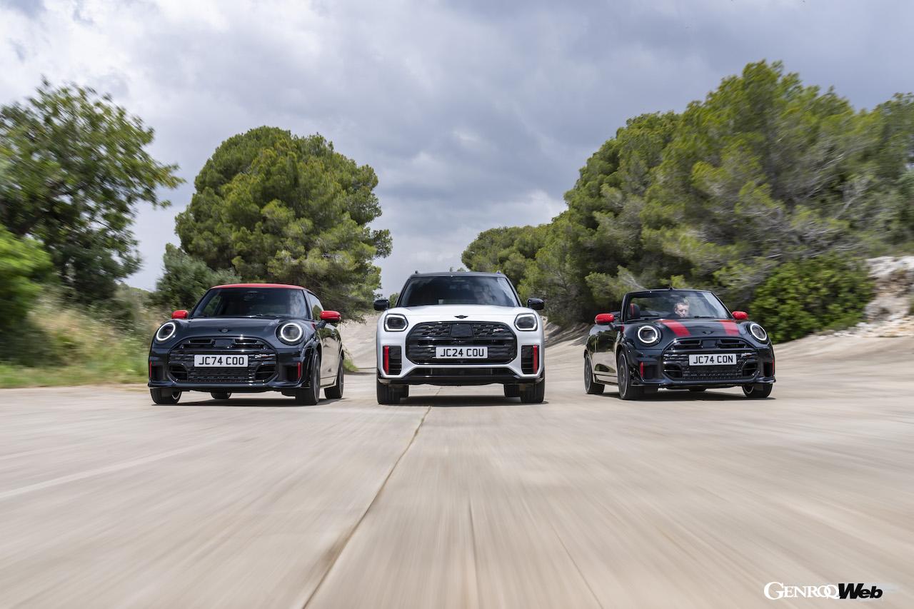 新たな世代へと生まれ変わった「MINI ジョン クーパー ワークス」は、2種類のフル電動パワートレイン搭載モデルと、3種類のICE搭載モデルで構成される。