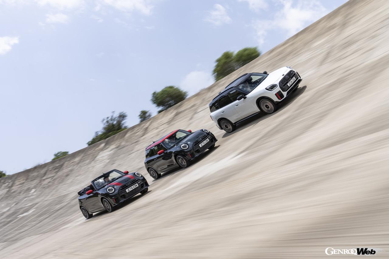 新たな世代へと生まれ変わった「MINI ジョン クーパー ワークス」は、2種類のフル電動パワートレイン搭載モデルと、3種類のICE搭載モデルで構成される。