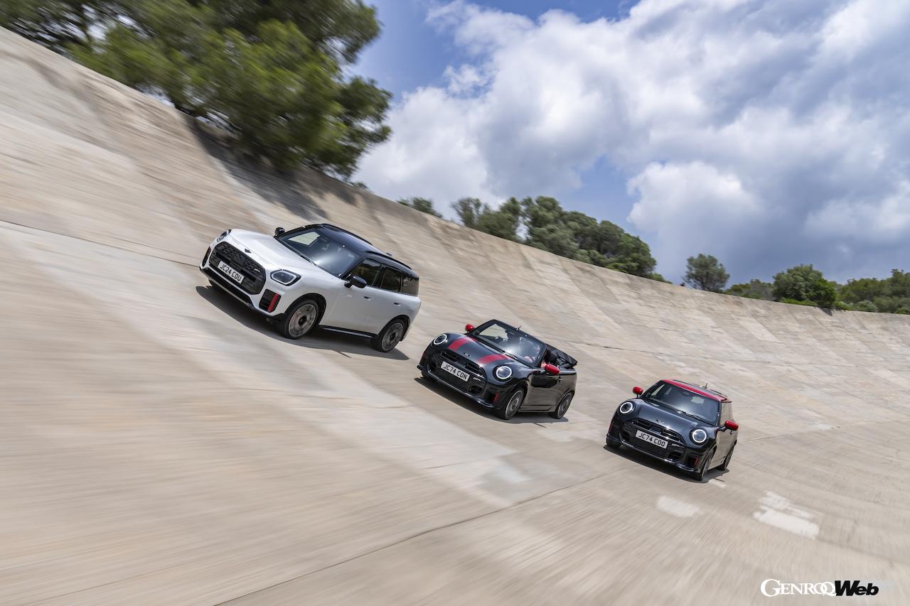 新たな世代へと生まれ変わった「MINI ジョン クーパー ワークス」は、2種類のフル電動パワートレイン搭載モデルと、3種類のICE搭載モデルで構成される。