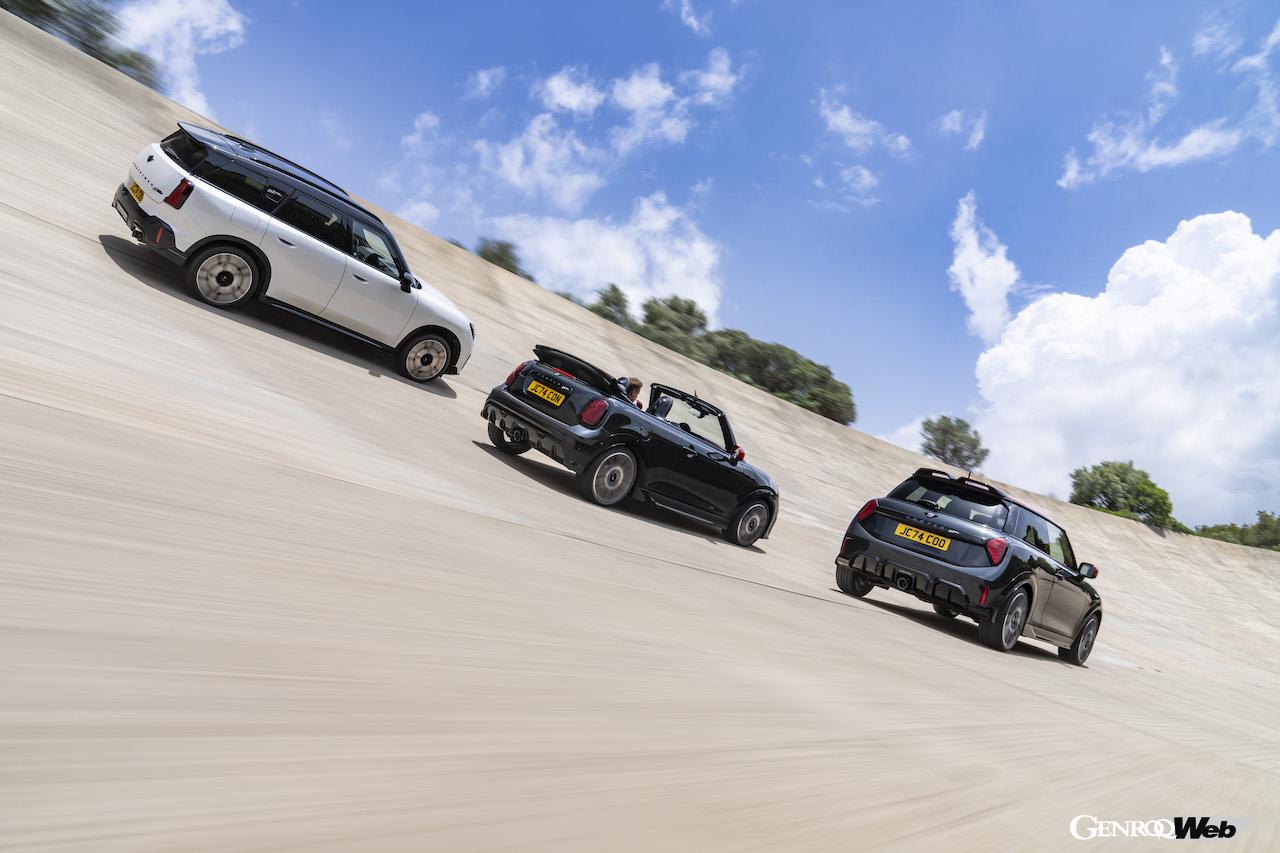 新たな世代へと生まれ変わった「MINI ジョン クーパー ワークス」は、2種類のフル電動パワートレイン搭載モデルと、3種類のICE搭載モデルで構成される。