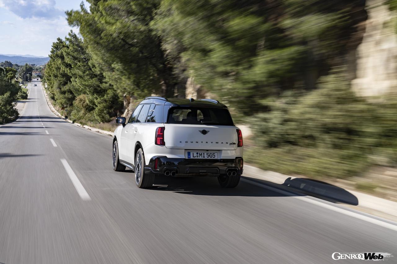 「MINI ジョン クーパー ワークス カントリーマン ALL4」の走行シーン。