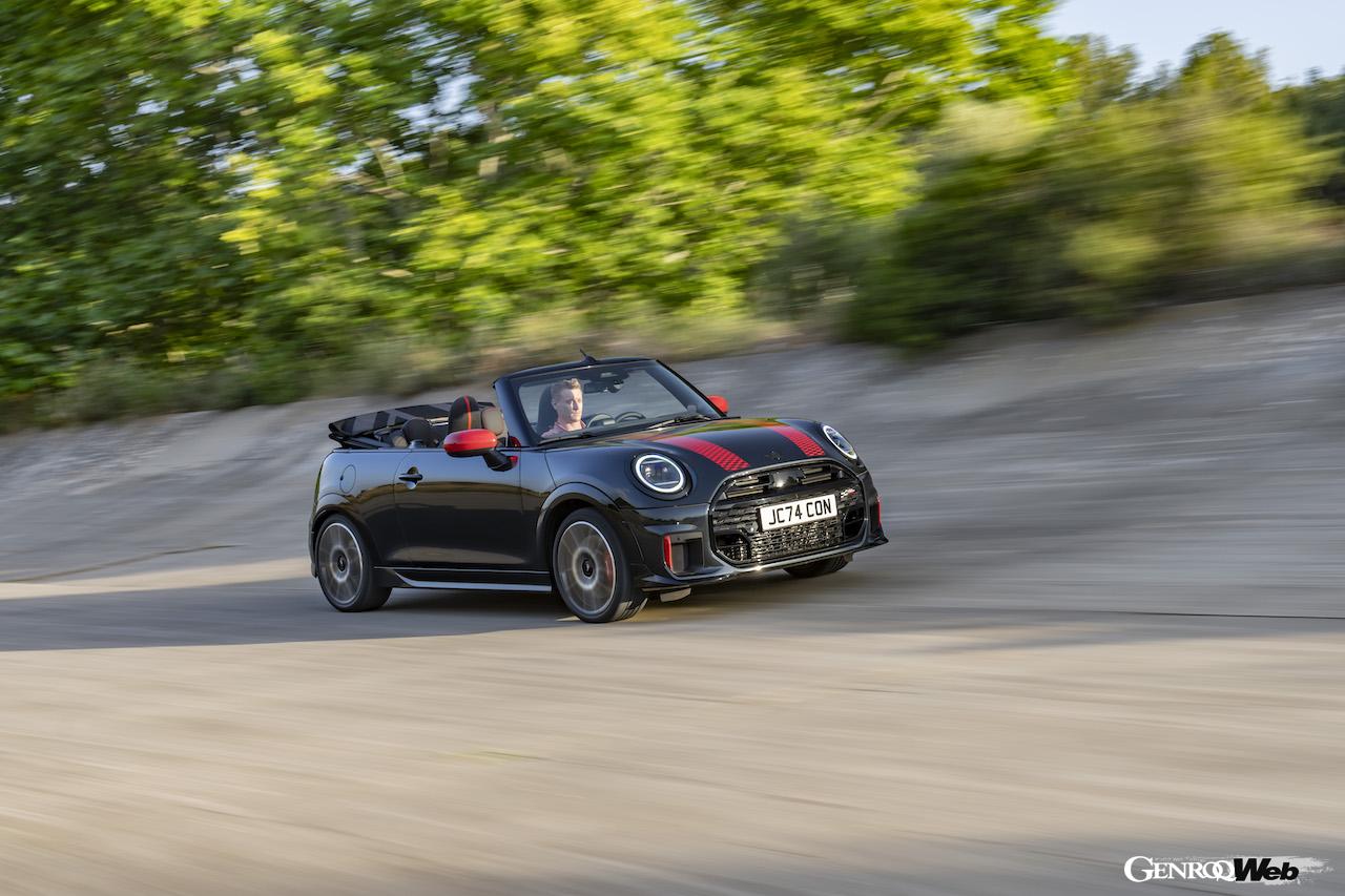 「MINI ジョン クーパー ワークス コンバーチブル」の走行シーン。