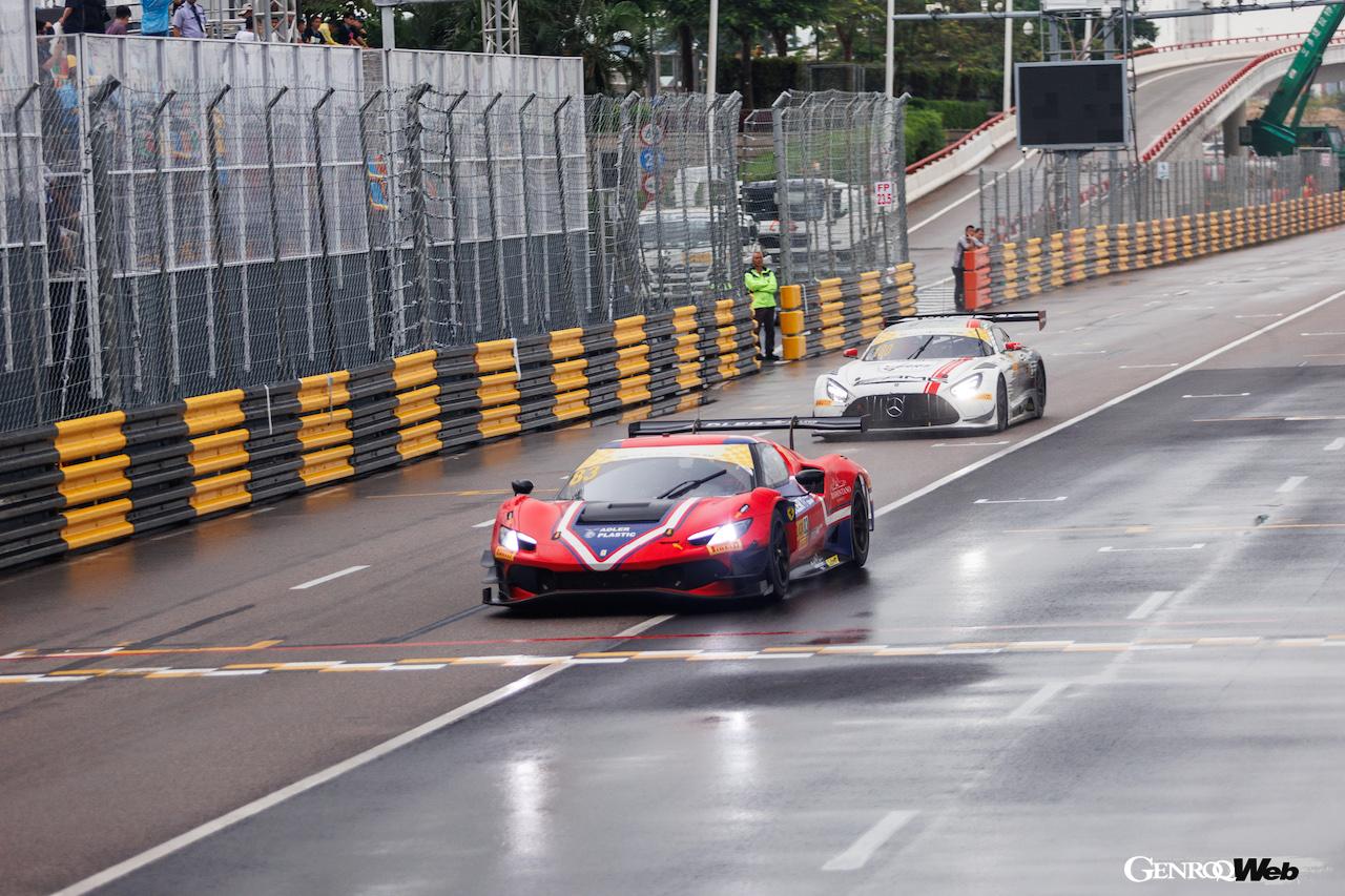 一時、2番手を走行しながら、アクシデントに見舞われてしまった、アントニオ・フォコのAFコルセの296 GT3 83号車。