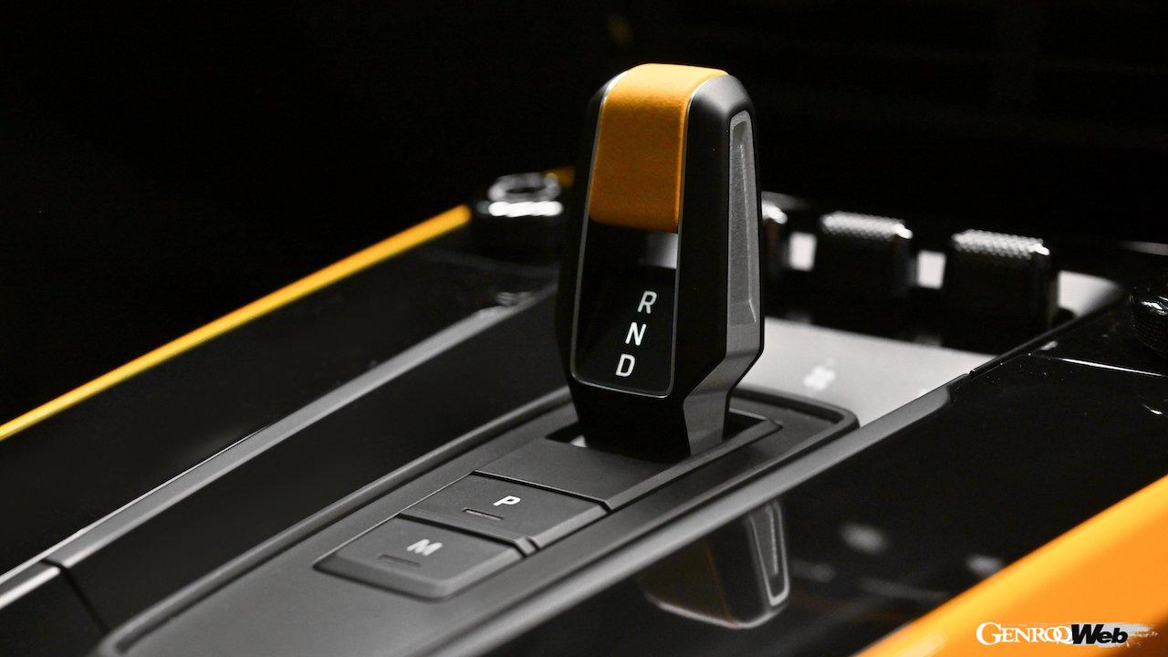 イタリア人コクレターのために製作された、「ソンダーバーシュ 911 ダカール」のコクピット