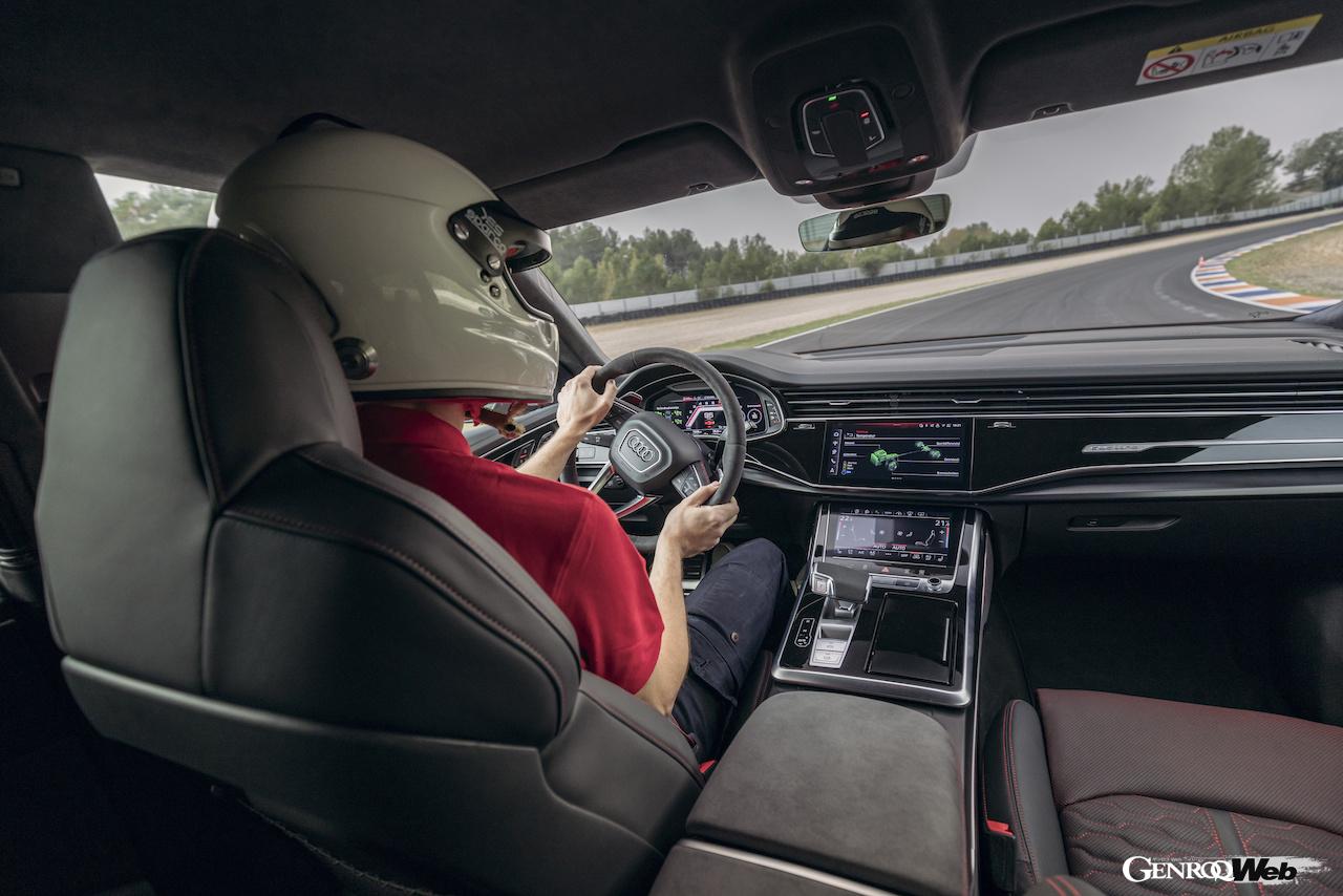 パルクモトール・モーターサーキットを走行する、シャシー開発担当責任者のローランド・ワシュカウ。