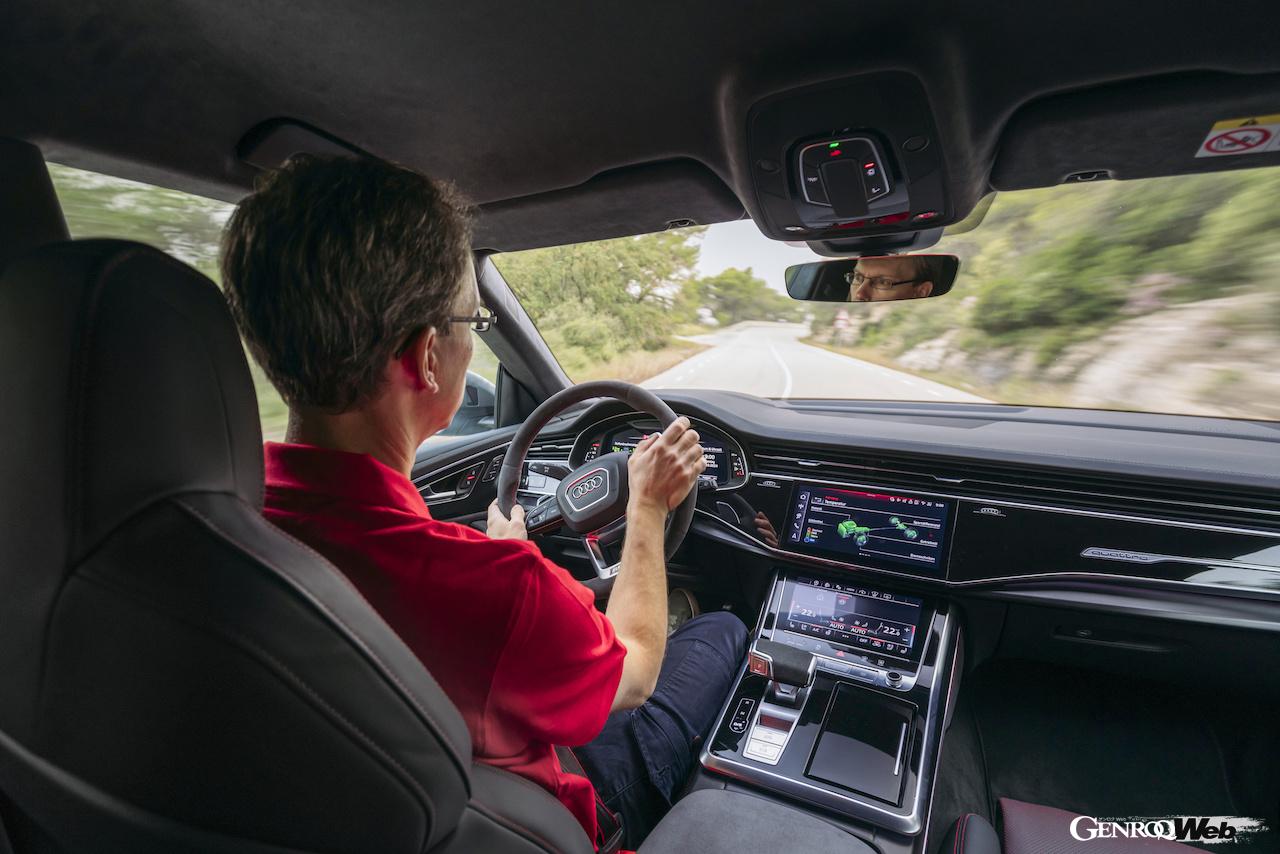 スペインのワインディングロードを走行する、シャシー開発担当責任者のローランド・ワシュカウ。