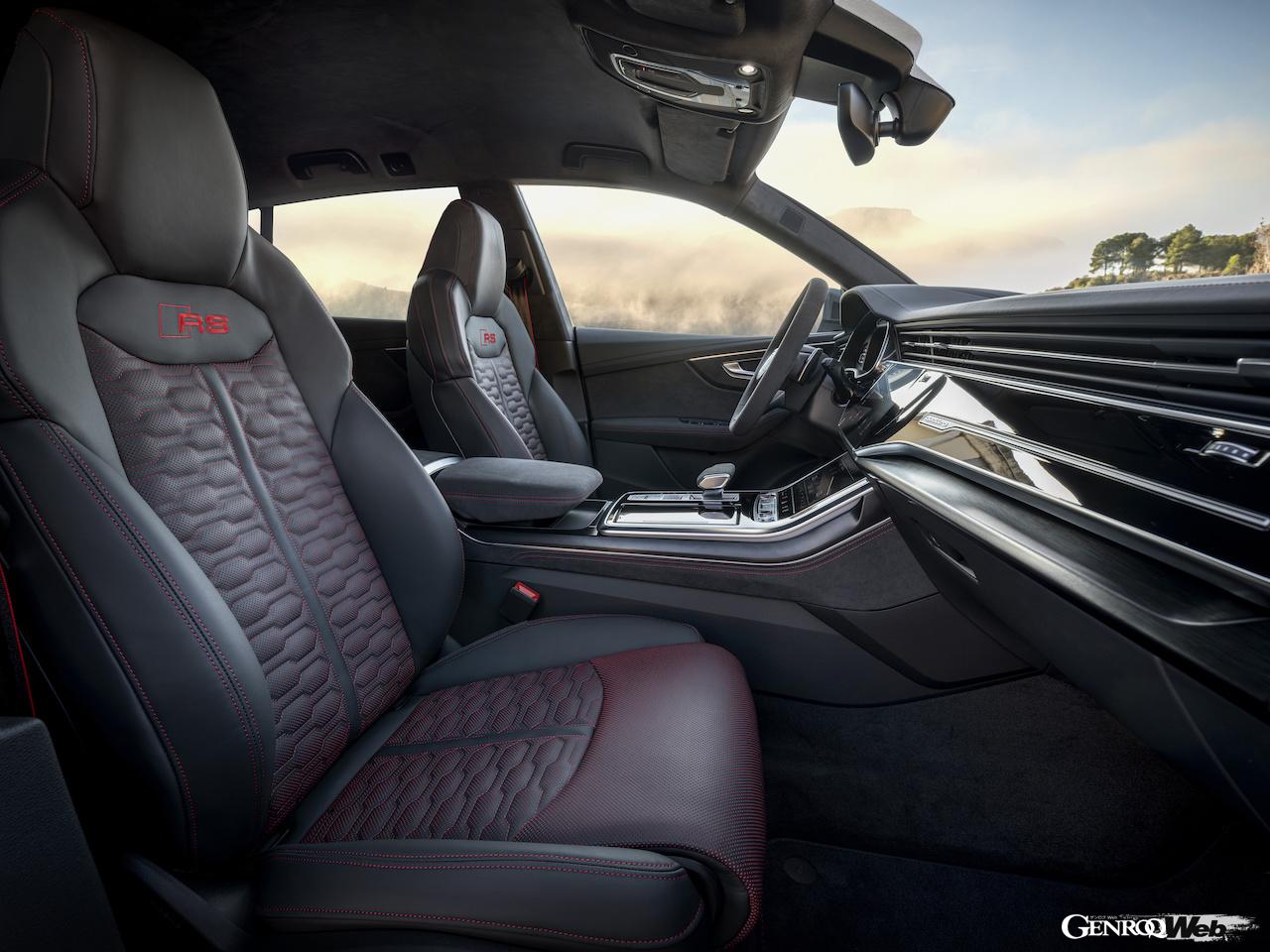 「アウディ RS Q8 パフォーマンス」のインテリア。
