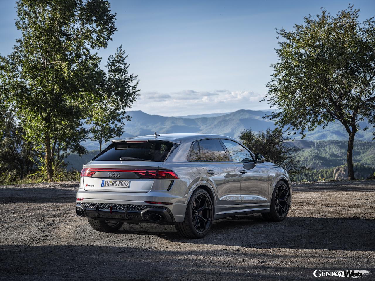 「アウディ RS Q8 パフォーマンス」のエクステリア。