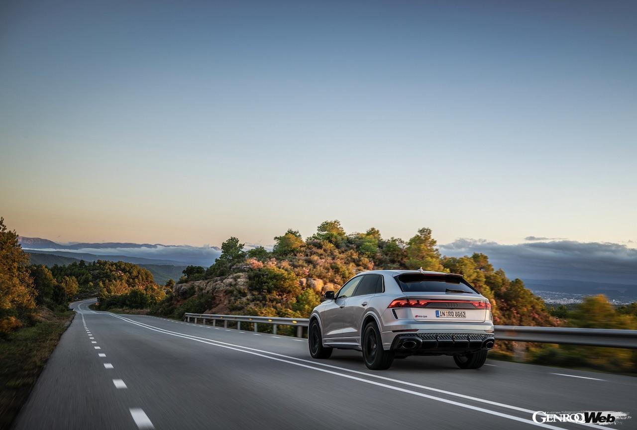 「アウディ RS Q8 パフォーマンス」の走行シーン。