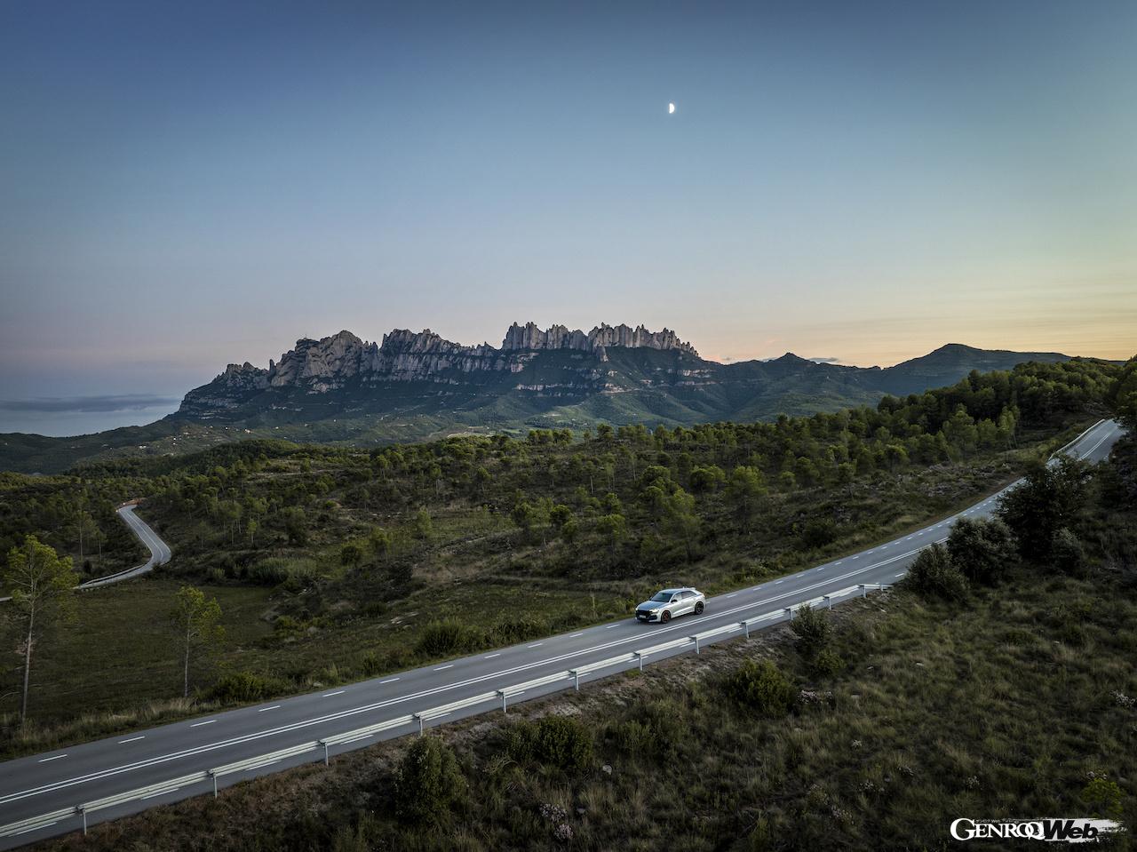 「アウディ RS Q8 パフォーマンス」の走行シーン。