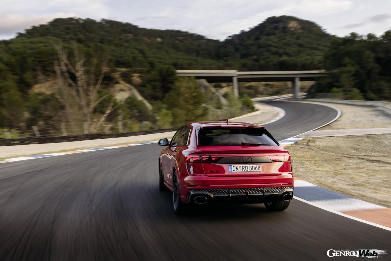 「アウディ RS Q8 パフォーマンス」の走行シーン。