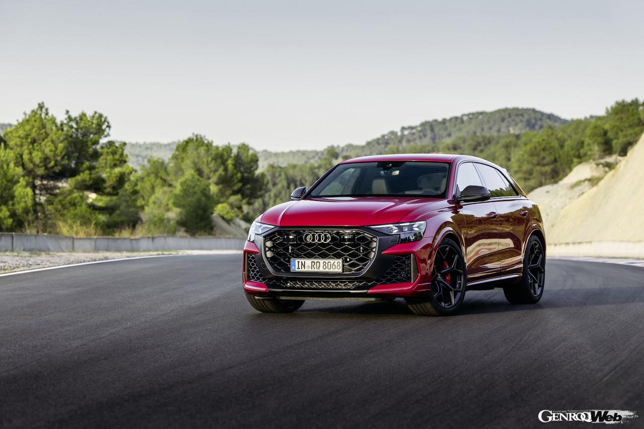 「アウディ RS Q8 パフォーマンス」の走行シーン。