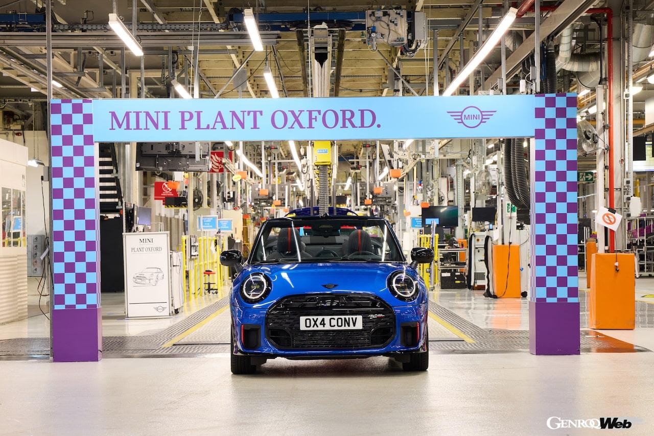英国のオックスフォード工場において、新型「MINI クーパー コンバーチブル」の生産1号車がラインオフした。