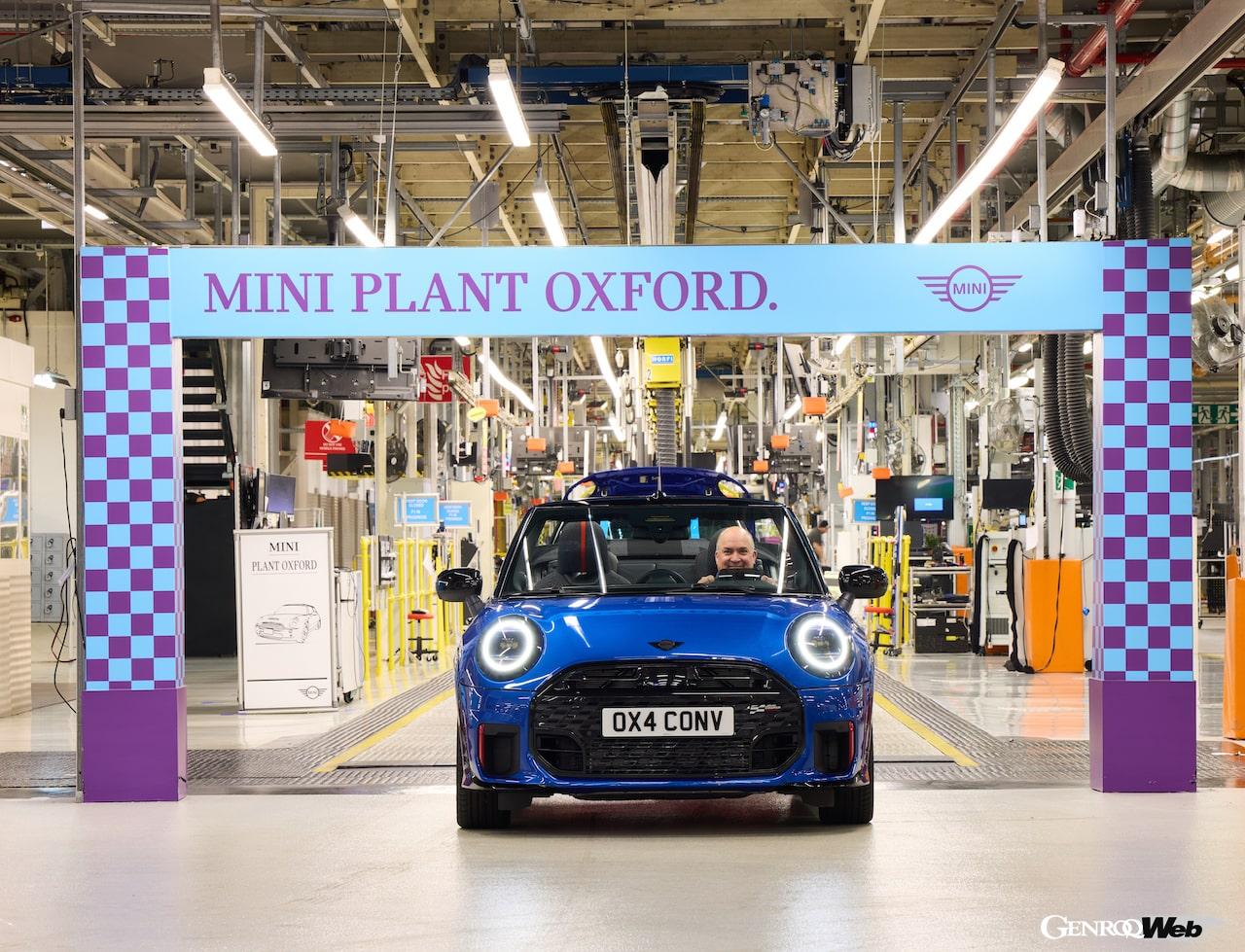 英国のオックスフォード工場において、新型「MINI クーパー コンバーチブル」の生産1号車がラインオフした。