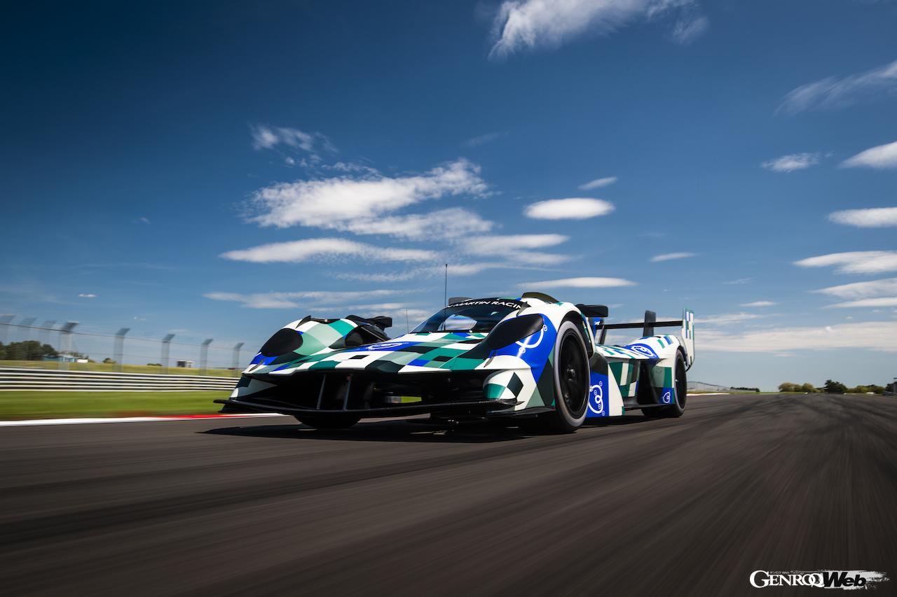カモフラージュ風カラーリングが施された状態でテストを続ける「アストンマーティン ヴァルキリー AMR-LMH」。