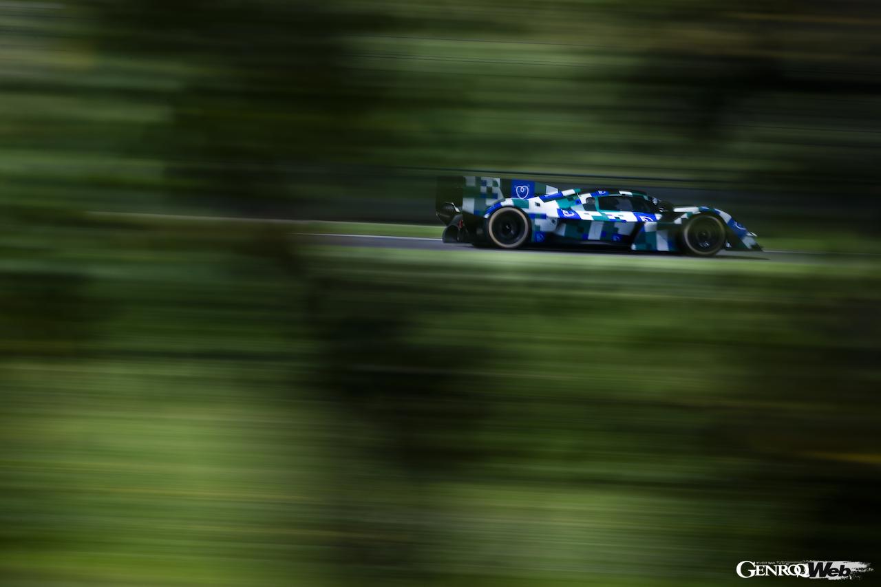 カモフラージュ風カラーリングが施された状態でテストを続ける「アストンマーティン ヴァルキリー AMR-LMH」。