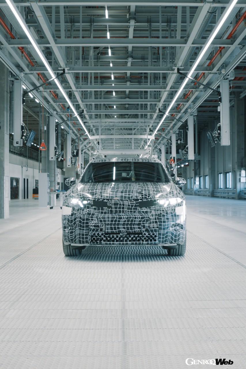 2025年後半の生産開始を予定している新世代EV「BMW ノイエ クラッセ X」。ハンガリー・デブレツェン工場において、プレ生産車両が1号車が製造された。
