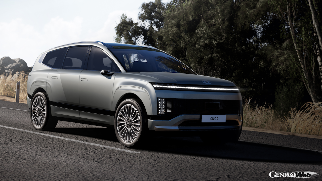 新型フル電動SUV「ヒョンデ アイオニック 9」の走行シーン。