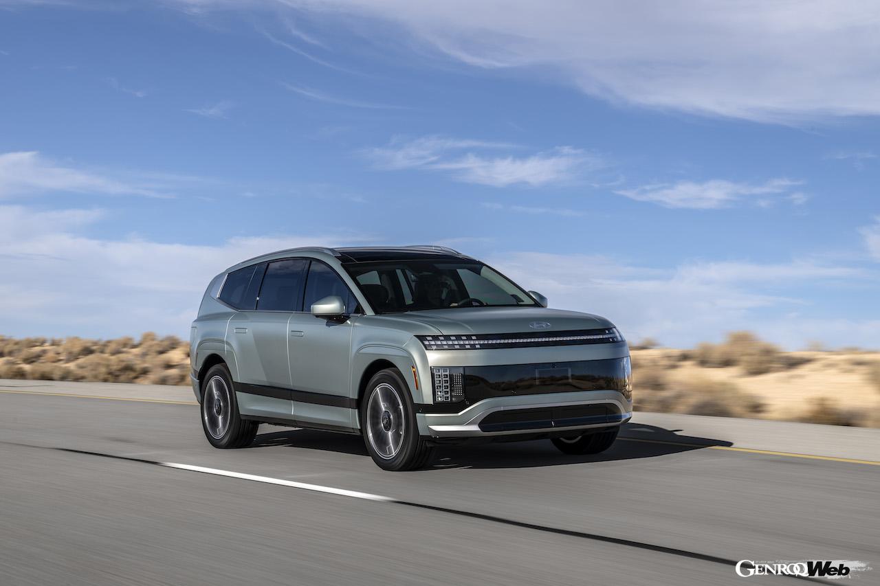 新型フル電動SUV「ヒョンデ アイオニック 9」の走行シーン。