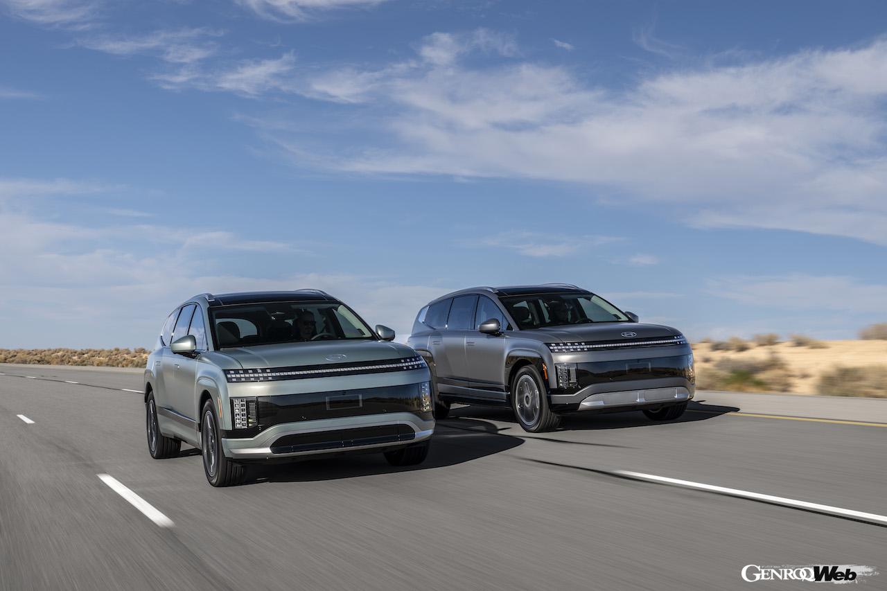 新型フル電動SUV「ヒョンデ アイオニック 9」の走行シーン。