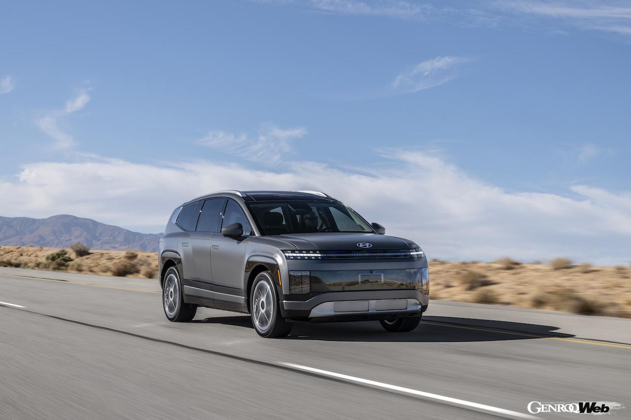 新型フル電動SUV「ヒョンデ アイオニック 9」の走行シーン。