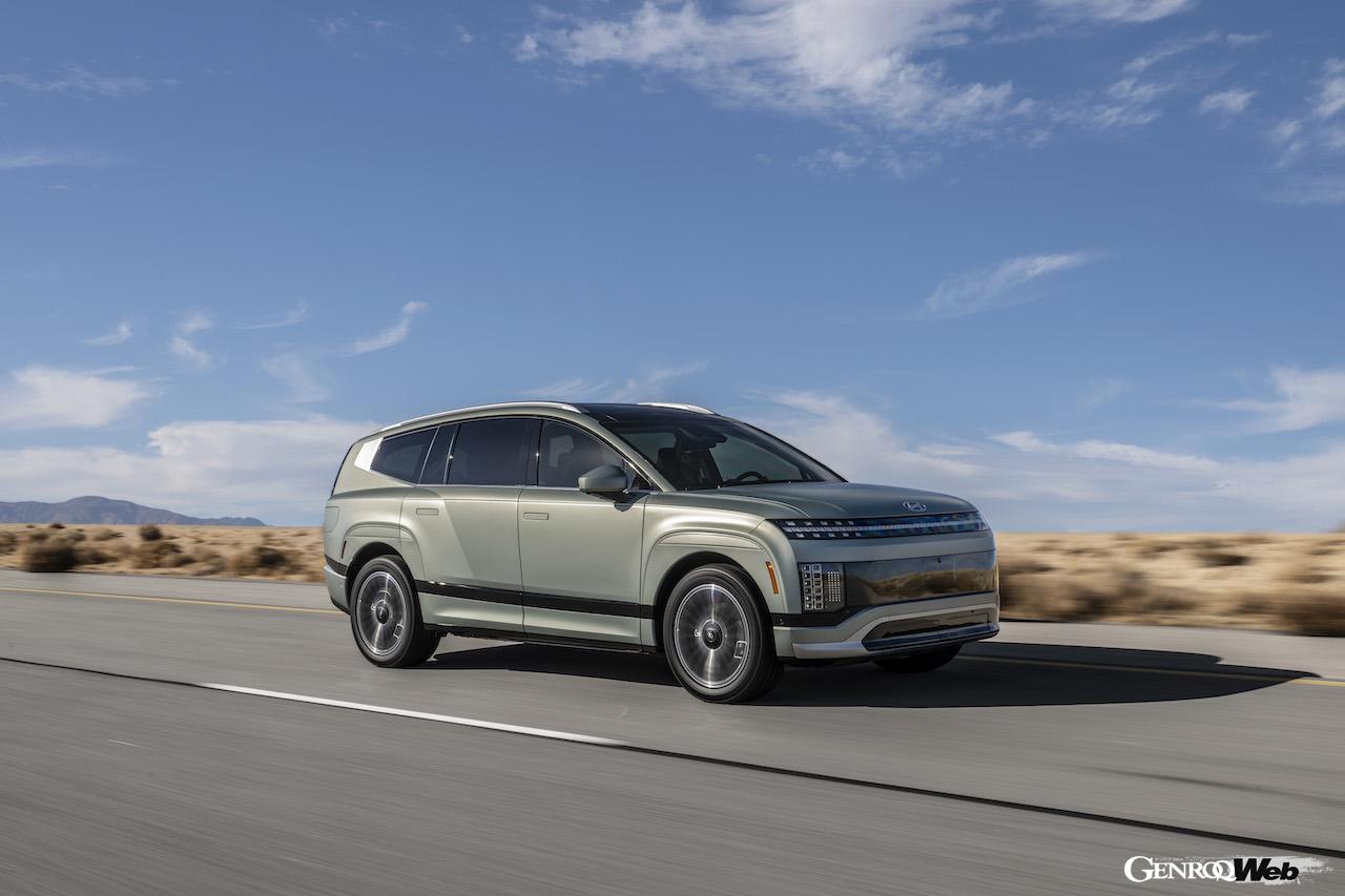 新型フル電動SUV「ヒョンデ アイオニック 9」の走行シーン。