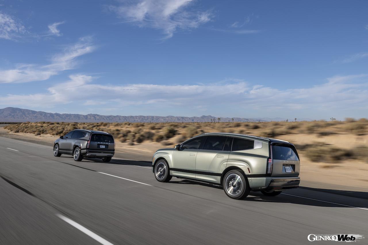 新型フル電動SUV「ヒョンデ アイオニック 9」の走行シーン。