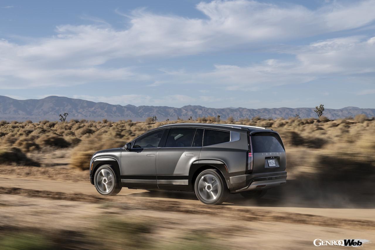 新型フル電動SUV「ヒョンデ アイオニック 9」の走行シーン。