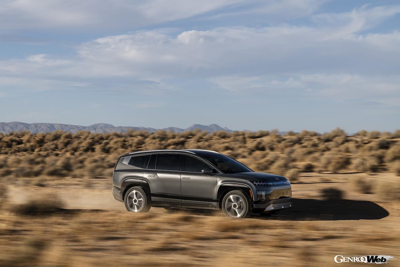 新型フル電動SUV「ヒョンデ アイオニック 9」の走行シーン。