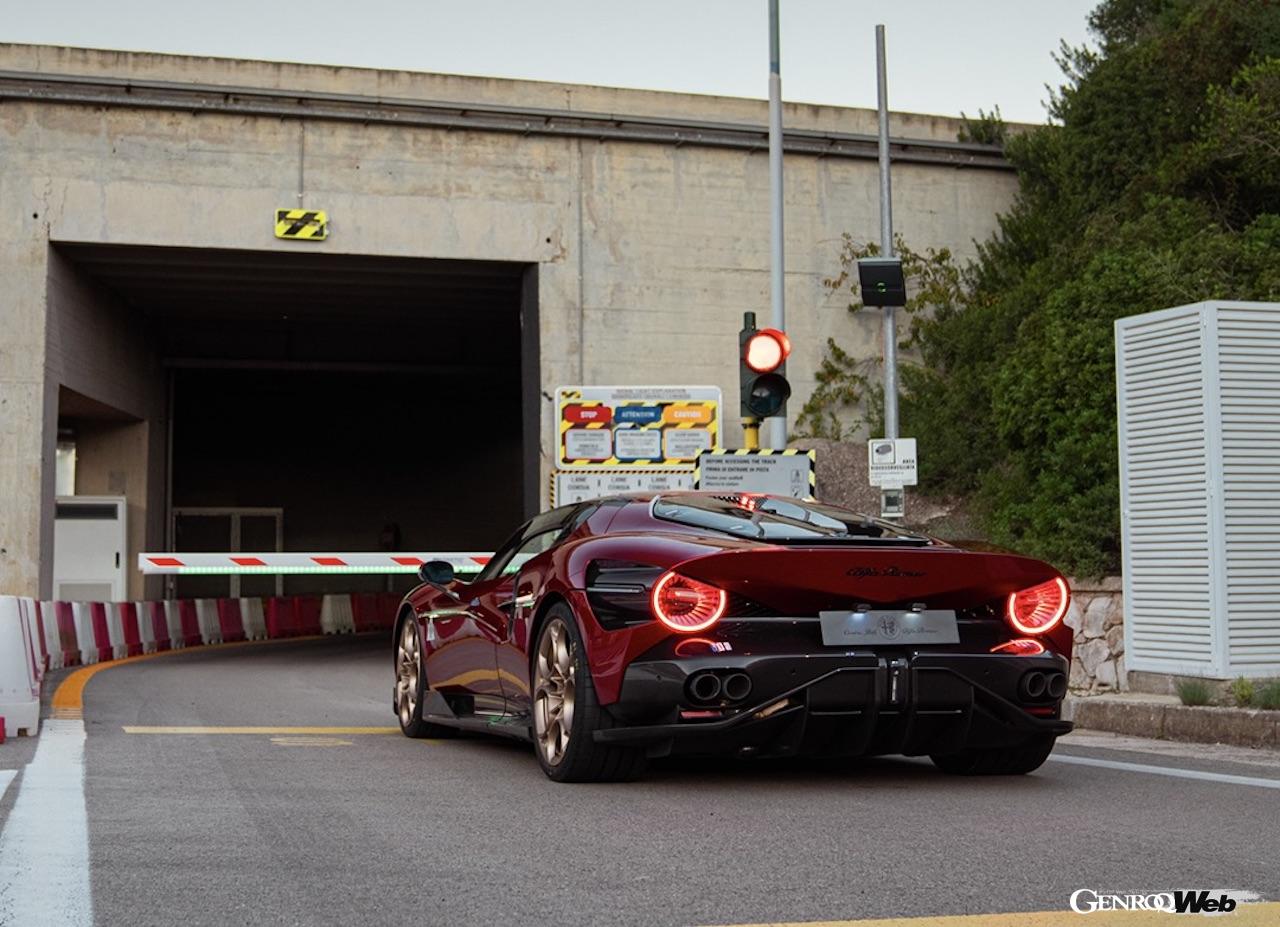 ナルド・テクニカルセンターで行われた、「アルファロメオ 33 ストラダーレ」の高速テスト。