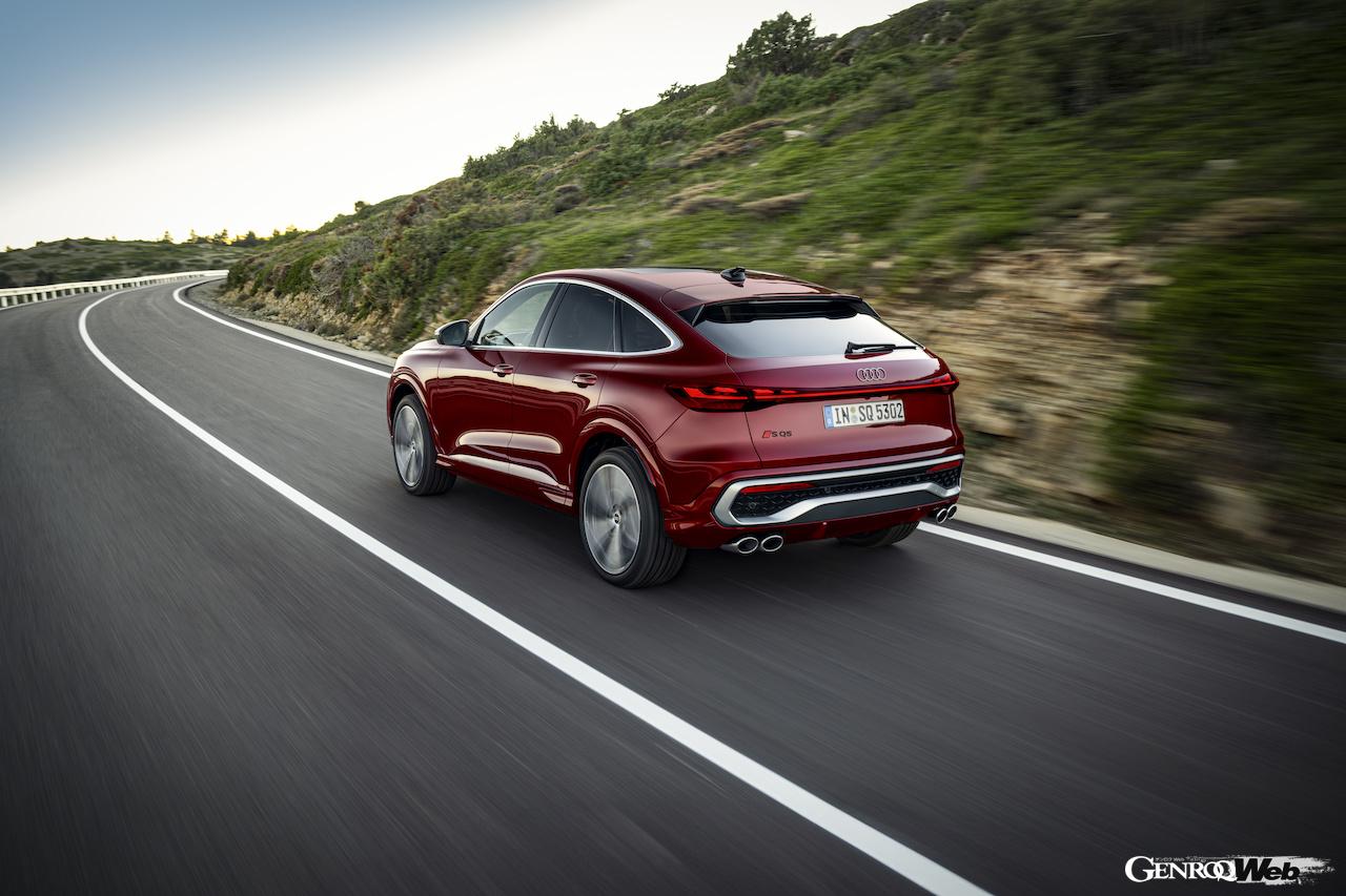 新型「アウディ SQ5 スポーツバック」の走行シーン。