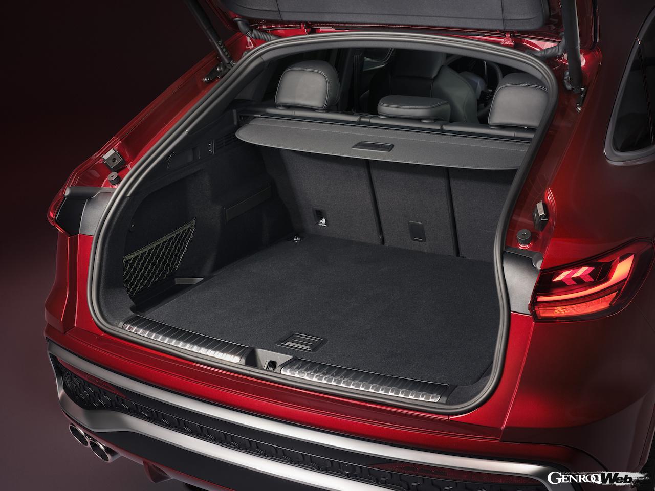 新型「アウディ SQ5 スポーツバック」のラゲッジルーム。