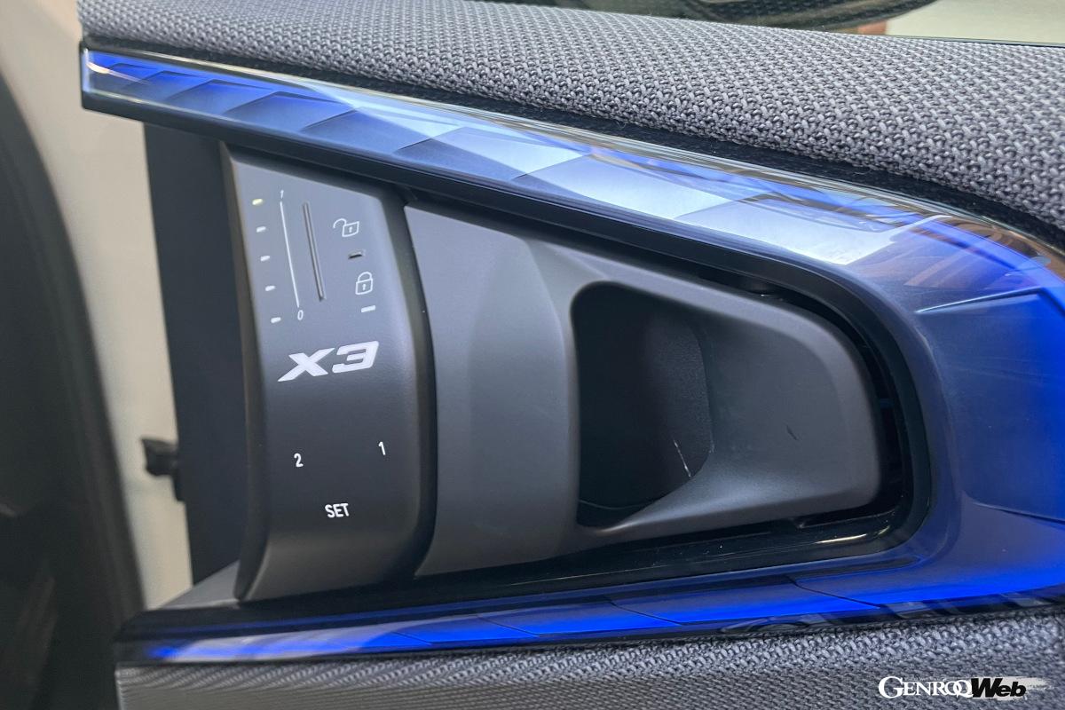 室内のドアハンドルにはドアロック、シート位置メモリー、エアベントの調整スイッチが配置された。