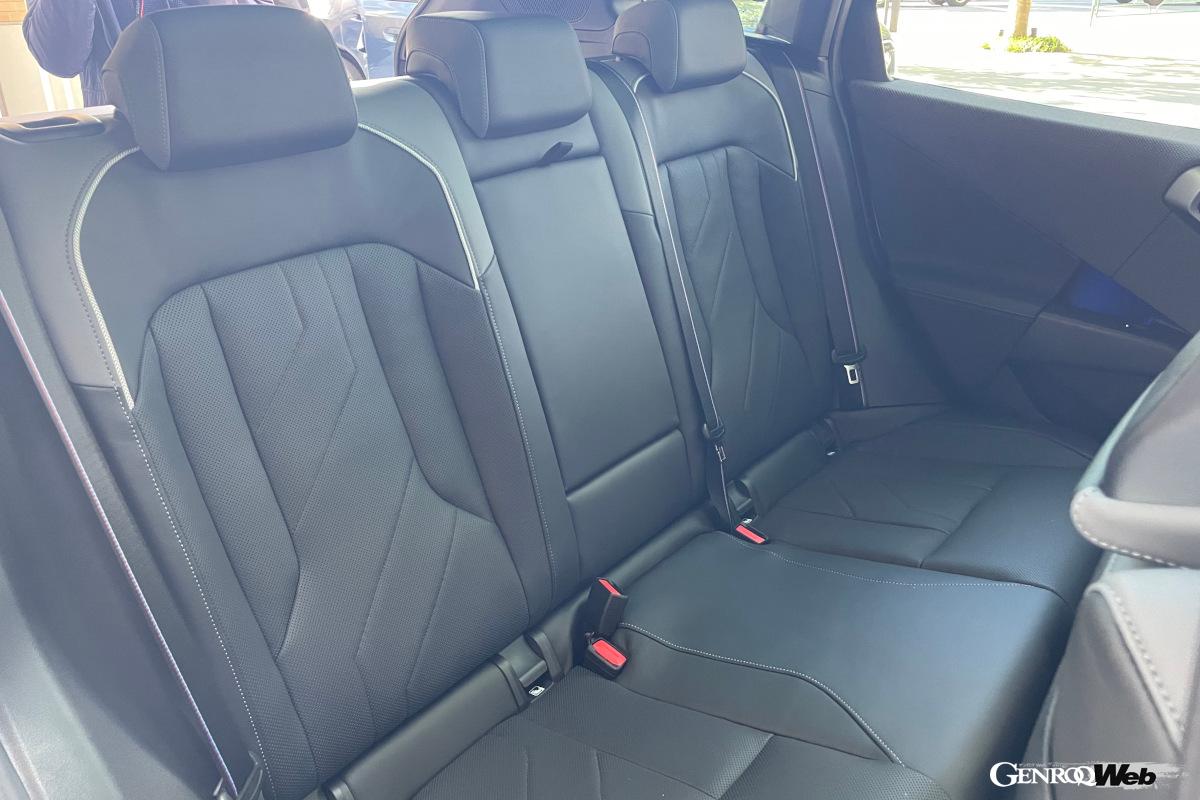 スポーツシートを装備するM50 xDrive。