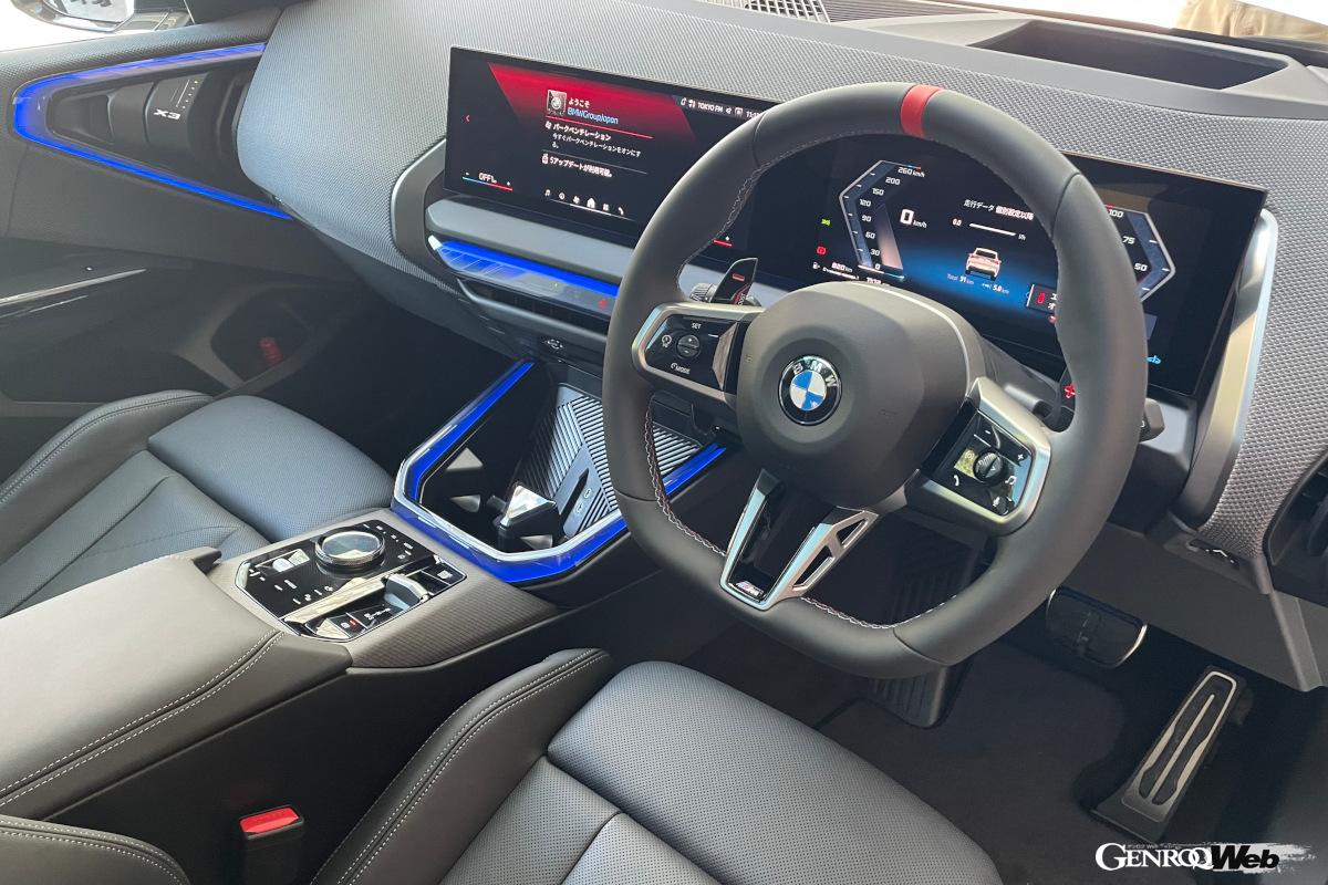 フラットボトム形状のステアリングホイールが採用された。