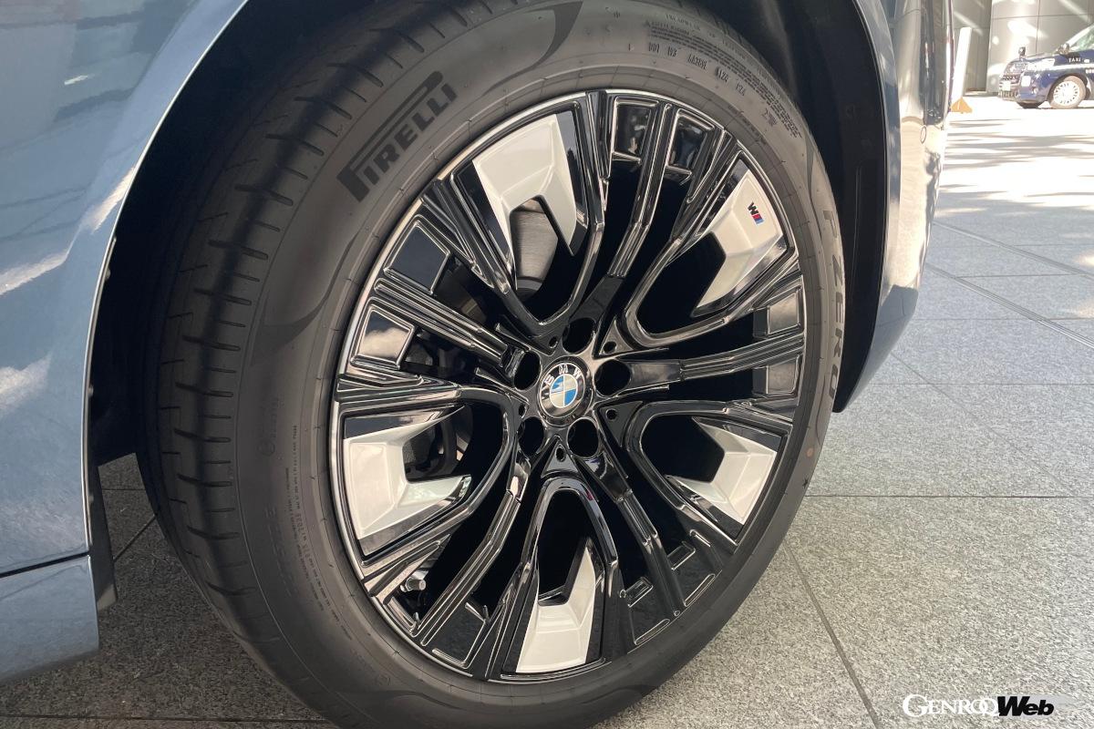 20 xDriveおよび20d xDriveは19インチが標準となる。