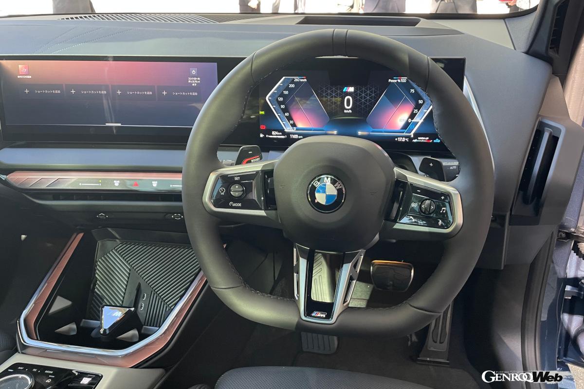 フラットボトム形状のステアリングホイールが採用された。