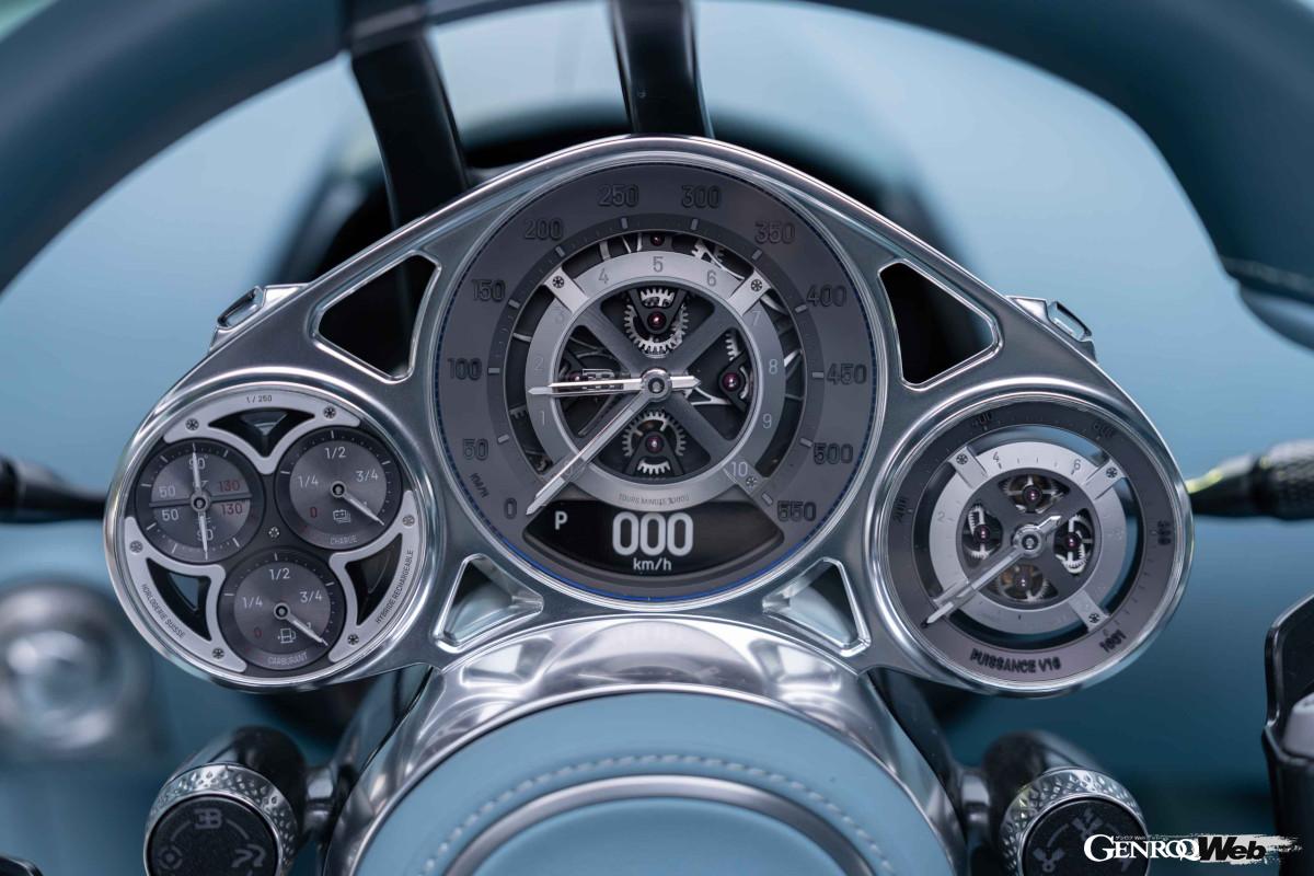 ブガッティ トゥールビヨンのインストゥルメントパネル。