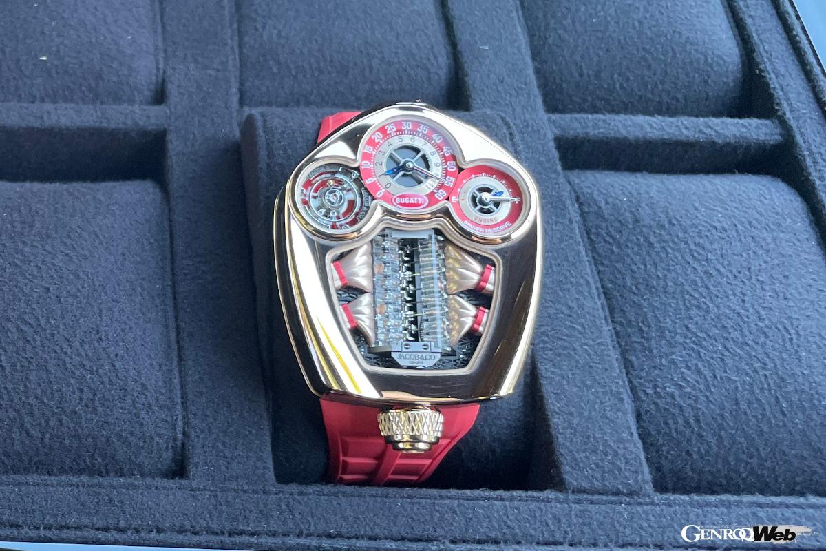 ブガッティ トゥールビヨンのインストゥルメントパネルとV16エンジンを模したフェイス。
