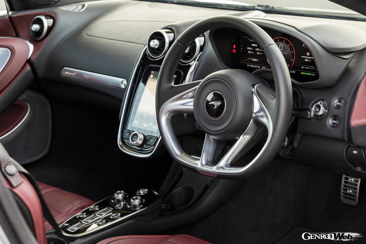 タッチスイッチと物理スイッチが効果的に使い分けられるキャビン。ラゲッジ容量は420Lを誇る。