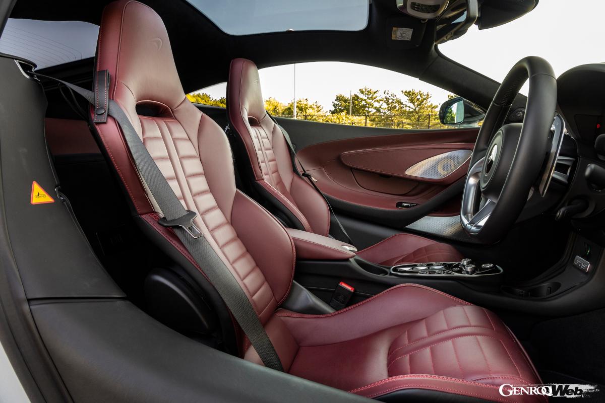 タッチスイッチと物理スイッチが効果的に使い分けられるキャビン。ラゲッジ容量は420Lを誇る。