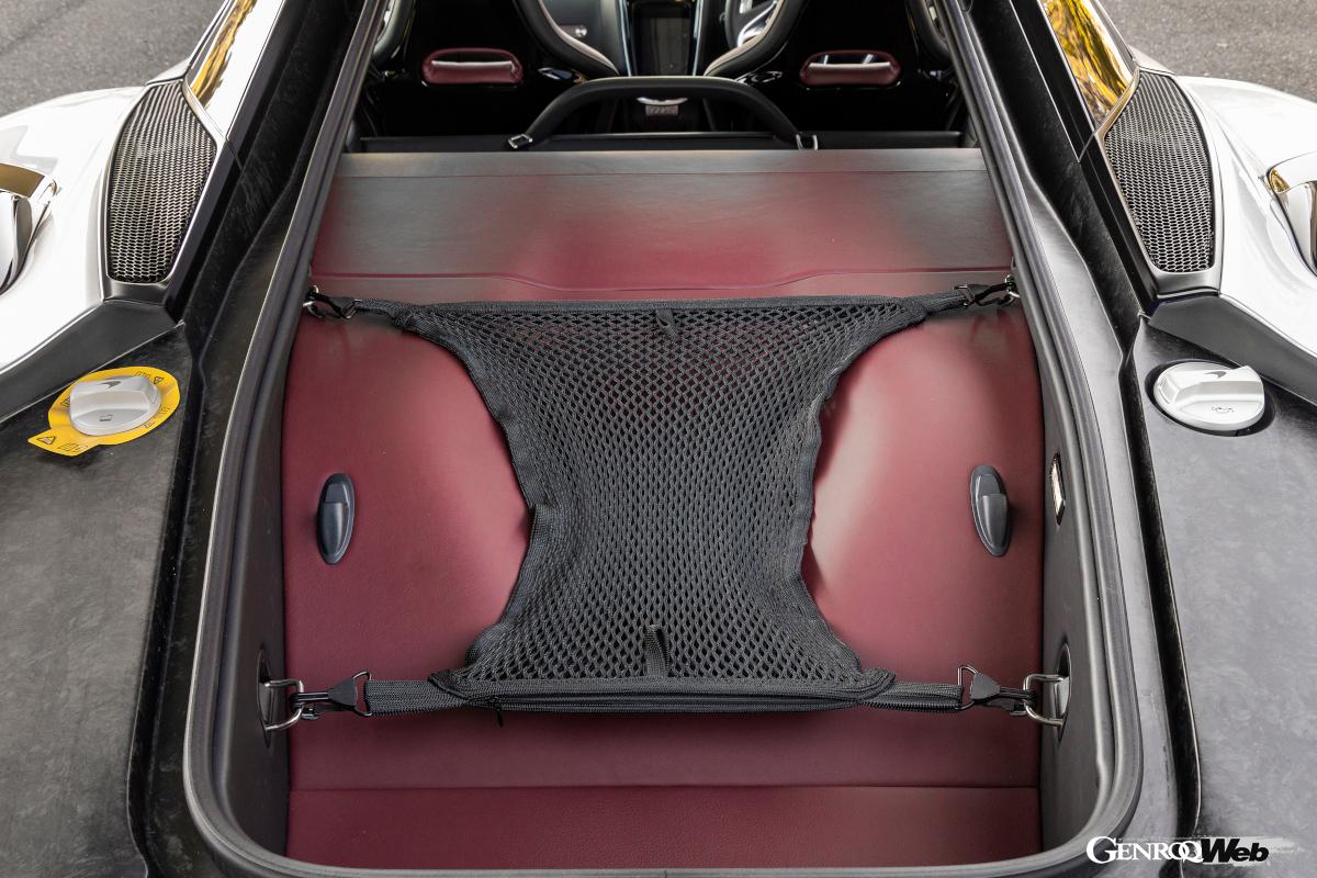 タッチスイッチと物理スイッチが効果的に使い分けられるキャビン。ラゲッジ容量は420Lを誇る。